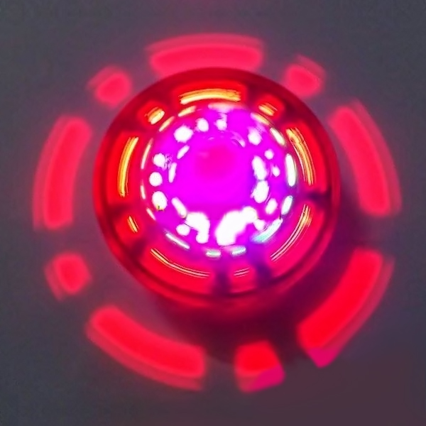 Con quay có đèn Led phát sáng